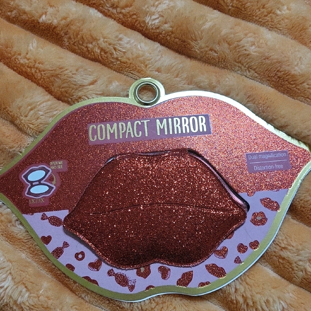 Red Glitter Lip-Shaped Compact Mirror - Picture 1 of 2